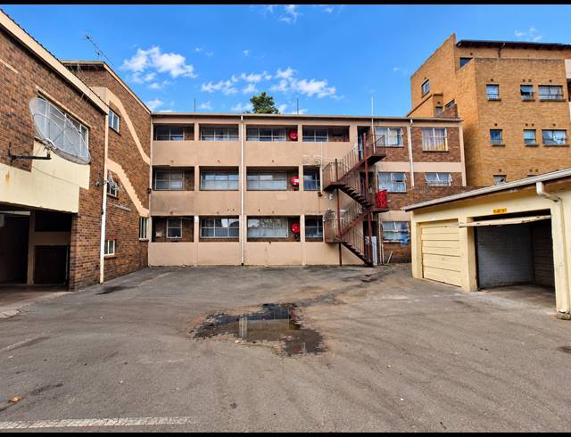 2 BEDROOM FLAT FOR SALE IN VEREENIGING CENTRAL